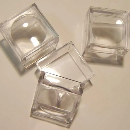 Caixa transparent acrílica amb lupa – 25×25×23 mm