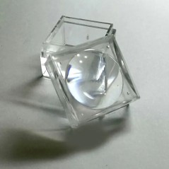 Caixa transparent acrílica amb lupa – 25×25×23 mm